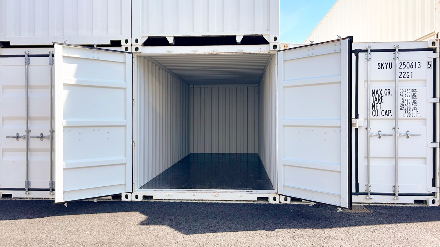 Box de stockage ouvert, intérieur spacieux et propre